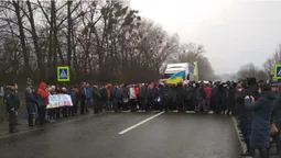 Біля Новосілок на Волині перекрили дорогу (фото)