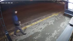У Луцьку невідомий вкрав з «розумної» зупинки блоки живлення (відео)