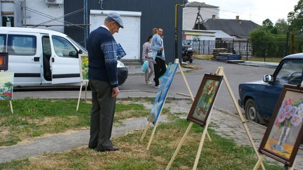 Малює карикатури на путіна та мріє про мистецький простір: у Рожищі художник дивує картинами (фото)