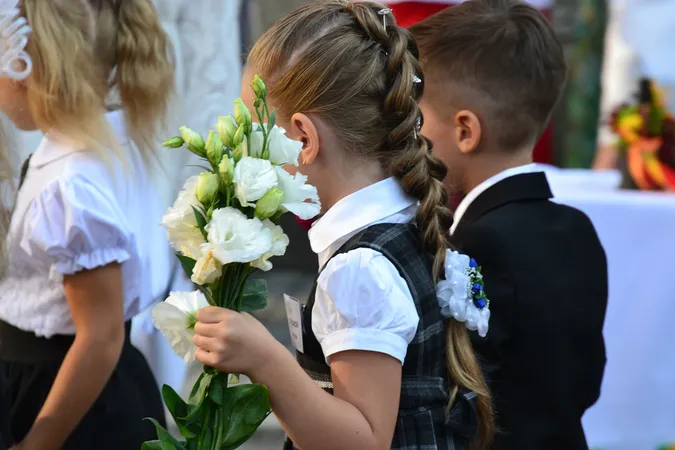 Якими були зачіски першокласниць луцької школи №9 (фото)