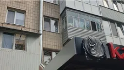 У Луцьку суші-бар встановив витяжку – мешканці будинку бояться обвалу (фото)