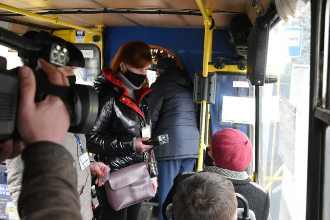 Безквиткові пасажири: в Луцьку «на полювання» вийшли працівники Укртрансбезпеки (фото)