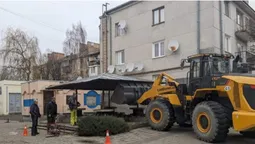 У центрі Луцька муніципали зруйнували стару зону відпочинку (фото, відео)