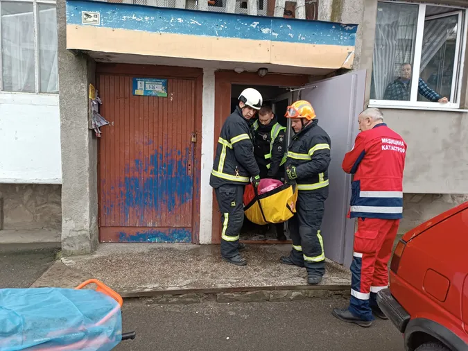У Луцьку в зачиненій квартирі виявили 86-річну жінку з ознаками інсульту (фото)