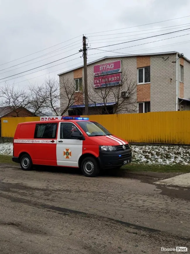 Біля Луцька на підприємстві, де встановлюють газ на авто, зайнялася машина (фото)