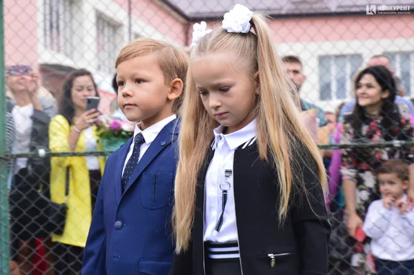Квіти, вітання та першачки: у луцькій школі №9 пролунав перший дзвоник (фото)