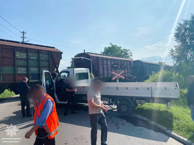У Луцьку – ДТП на залізничному переїзді: водій проігнорував сигнал світлофора (фото)