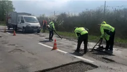 Війна внесла свої корективи: на Волині «латають» важливу дорогу (фото, відео)