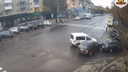 Показали момент зіткнення трьох автівок біля лікарні у Луцьку (відео)