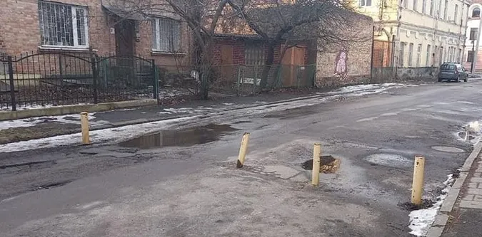 Муніципали позрізають обмежувачі руху у Луцьку і прилеглих селах (фото)