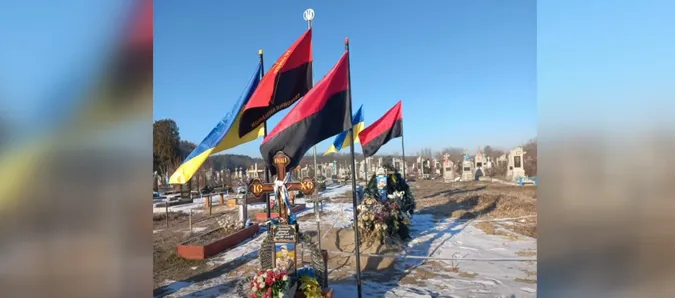 На Волині – скандал на могилі військового: батьки ходили «на поклон» до старости села через прапори (відео)