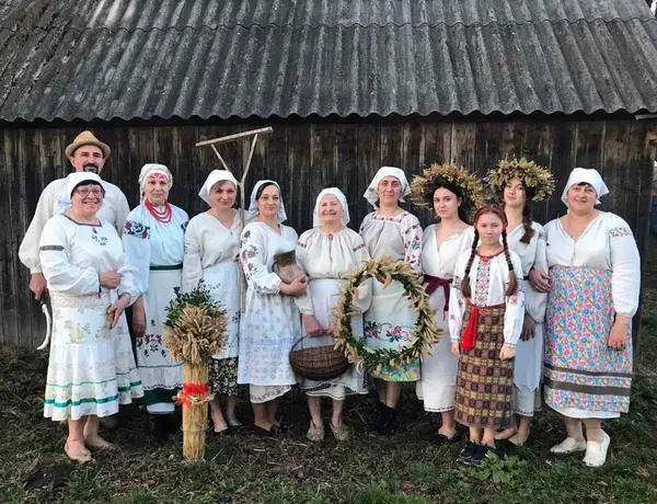 «Моя хата наспівана»: волинянка понад 20 років збирає старовинні вишиванки та народні скарби (фото)
