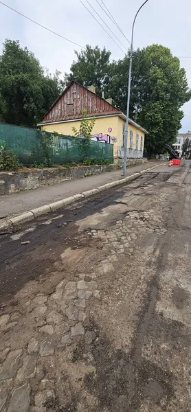 У центрі Луцька знову показалася давня бруківка: під асфальтом видніється історична вулиця (фото)