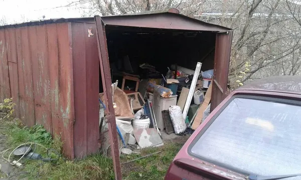 Муніципали показали, що лучани зберігають у незаконних гаражах (фото)