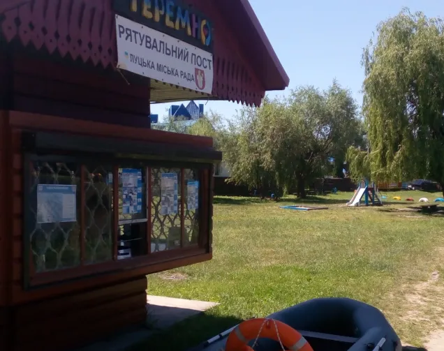 Витягли з води непритомну: у Луцьку на Теремнівській водоймі жінці стало зле (відео)