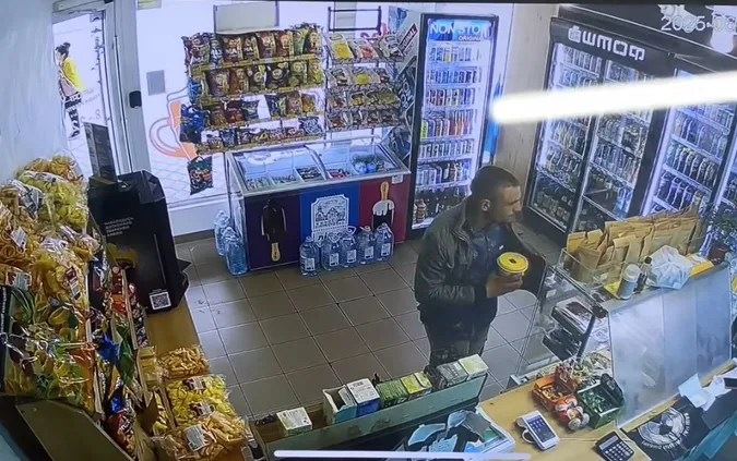 У Луцьку безстрашний крадій «обчистив» магазин на очах у продавчині (відео)