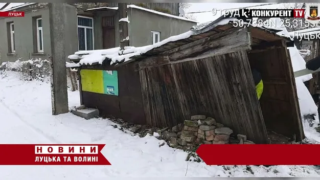 Луцькі муніципали порозвалювали сараї у Старому місті (фото, відео)