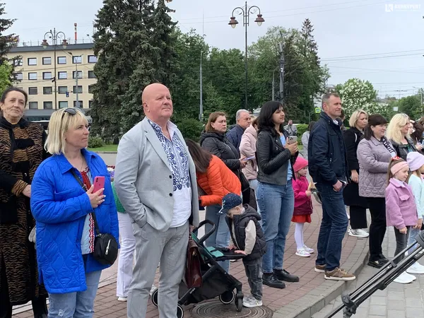 «Нитка Єдності»: у Луцьку пройшов флешмоб до Дня вишиванки (фото)