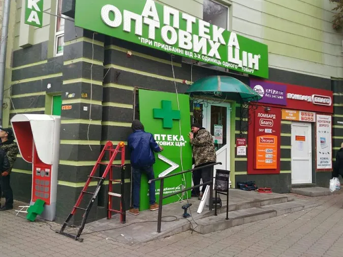 У Луцьку взялись за впорядкування вивісок (фото)
