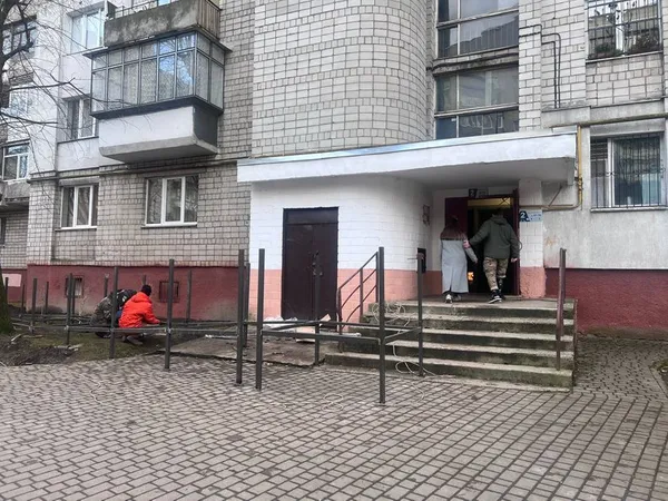 У Львові мешканці будинку обурені пандусом для військового (фото, відео)