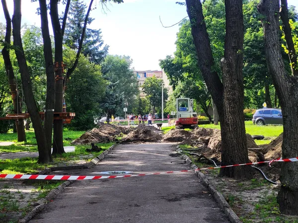 У парку в Ковелі демонтували скульптуру «трьох дівчат»: що там відбувається (фото)
