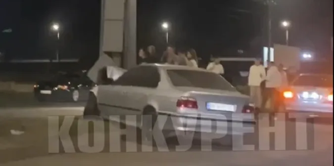 У Луцьку BMW зіткнулася з «ніссаном» та протаранила білборд (відео)