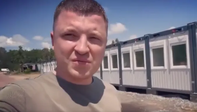Луцькі волонтери показали модульні містечка, які зводять для людей, що втратили житло (відео)