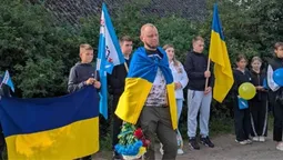 Сльози, квіти, прапори: на Волині зустріли Захисника Олександра Кокоху, який повернувся з російського полону