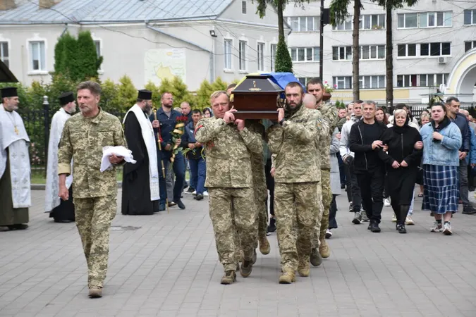 У Луцьку попрощалися з полеглим офіцером-розвідником Віталієм Петруком (фото)