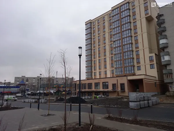 Камінь та концентрація лавок: що коїться на площі перед РАЦСом у Луцьку (фото)