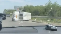 Під Луцьком перекинувся бус та заблокував об'їзну дорогу (відео)