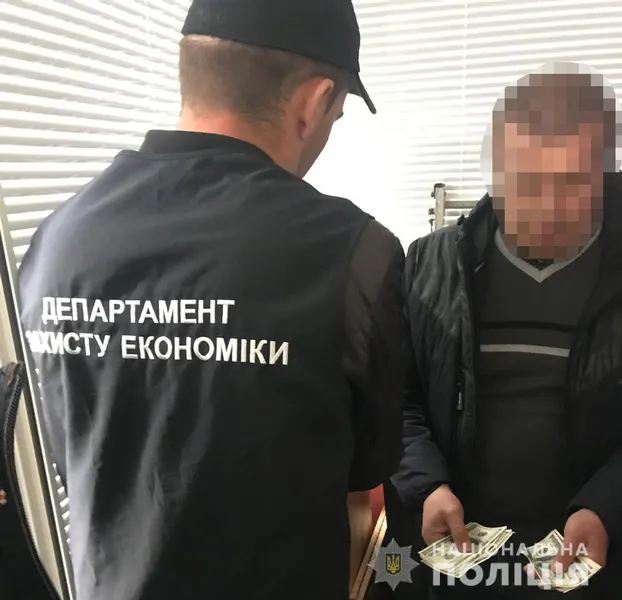 Вимагав дві тисячі доларів: у Луцьку на хабарі спіймали адвоката (фото)