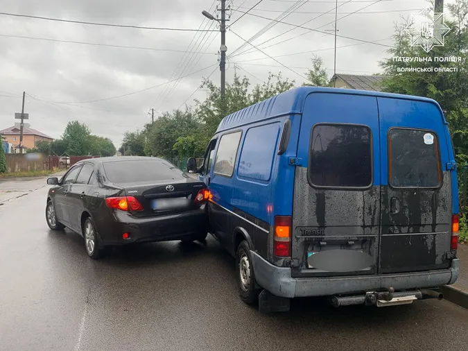 У Луцьку «тойота» заднім ходом в'їхала у припаркований бус (фото)