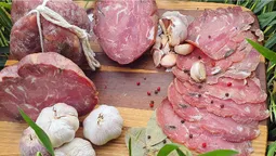 Хамон по-волинськи: як у поліському селі готують сиров'ялене м'ясо (відео)