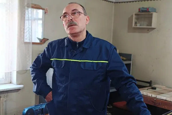 Жінкам – червоні, чоловікам – сині: як у Луцьку виготовляють труни (відео)