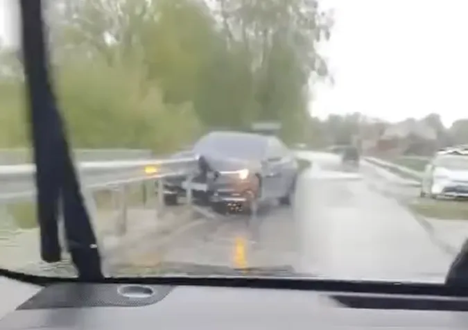 Біля Луцька авто влетіло у відбійник (відео)