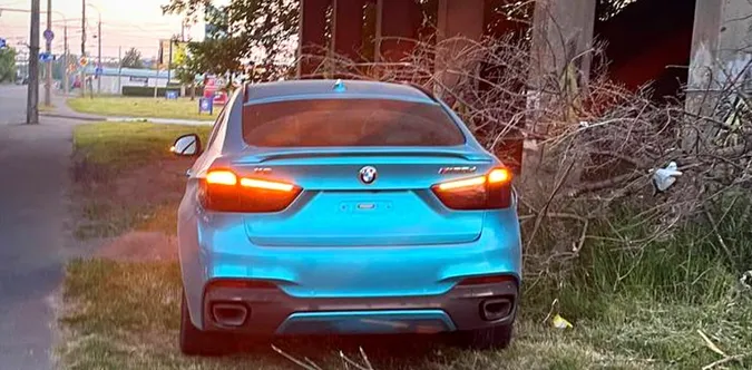 У Луцьку BMW Х6 злетіла з дороги та збила дорожній знак (фото)