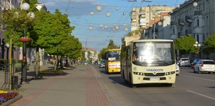 В одних прохолода, в інших – душогубка: чому не у всіх автобусах Луцька працюють кондиціонери