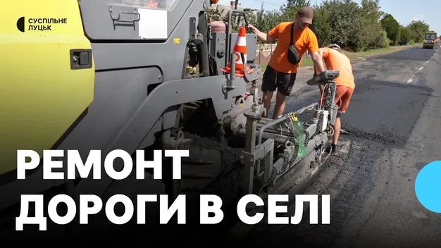 Заливають бетоном: у селищі на Волині люди самотужки латають ями на дорогах