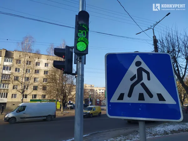 Відродження-Ветеранів-Писаревського: в Луцьку запрацював новий світлофор (фотофакт)