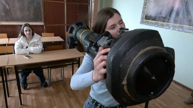 У Луцьку тероборонівці з «сотки» вчать володіти зброєю (фото, відео)