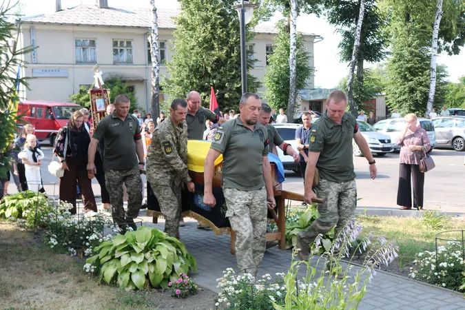 На Волині провели в останню земну дорогу Захисника Ігоря Андрійчука (фото)