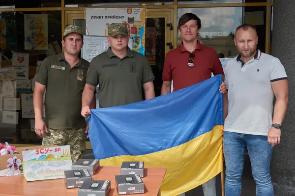 У Луцьку за гроші, зібрані під час благодійного забігу, придбали GPS-трекери для військових (фото)