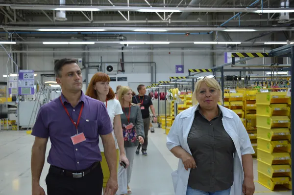 Екскурсію виробництвом проводить Наталія Шевельова