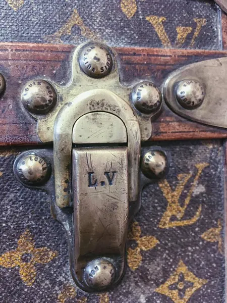 Пенсіонерка зберігала кукурудзу в скрині від Louis Vuitton за €10 тис. (фото)