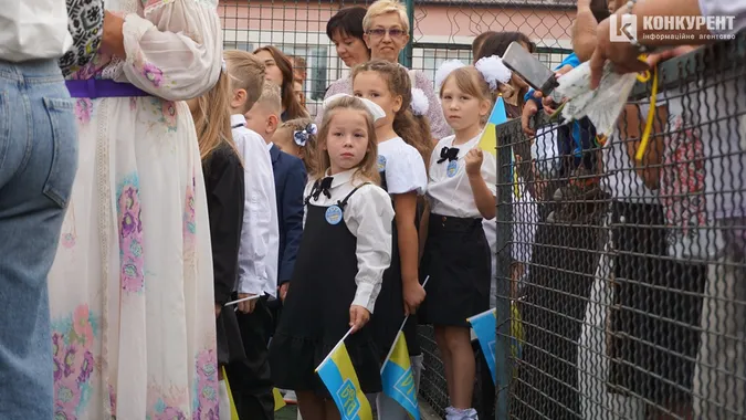 Як відзначили перший дзвоник у Луцькому ліцеї №9 (фото)