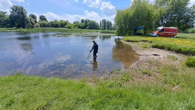 Водолази обстежують Стир з металошукачем: що шукають (фото)