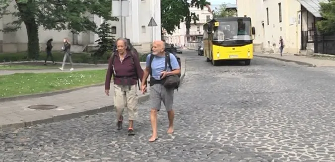 До Луцька босоніж прийшов відомий мандрівник (фото, відео)