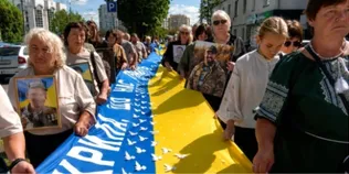 У Луцьку 250 волинян пройшли пам’ятною ходою на честь загиблих захисників (фото, відео)