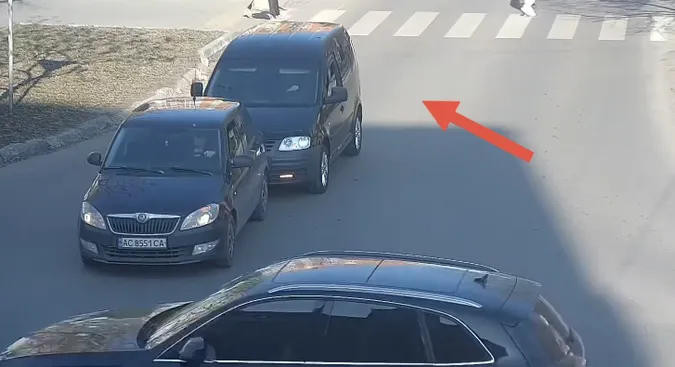 Влетів у авто і зник: у Луцьку водій втік з місця ДТП (відео)
